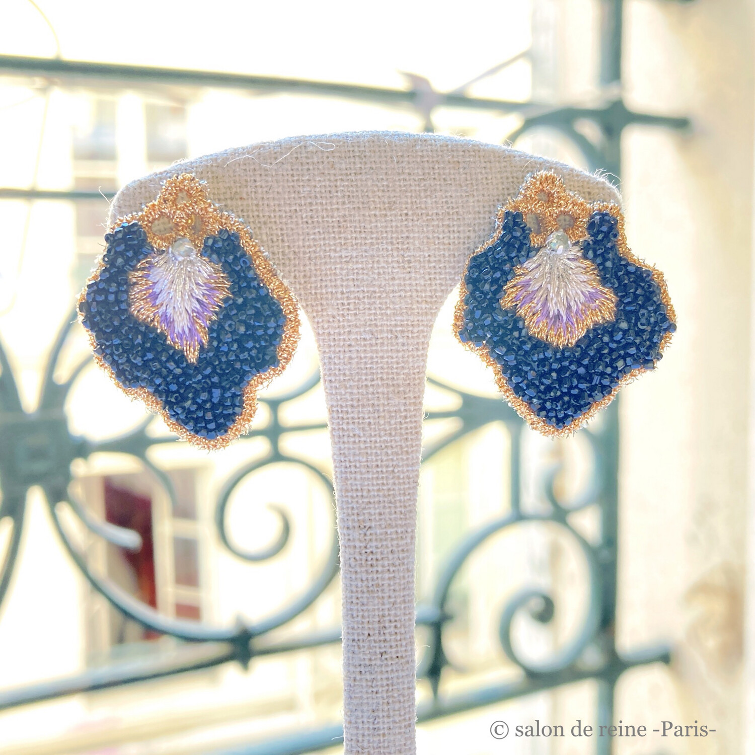 Boucles d’oreilles -Pétales- Perles Vintage noir & violet
