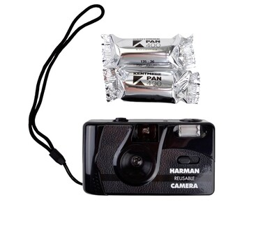 Kentmere Harman reusable 35mm camera with Flash + 2x PAN 400 Film Expired 04/2026