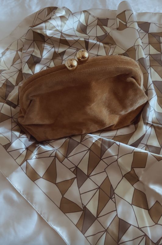 Pochette en daim et foulard Guy Laroche