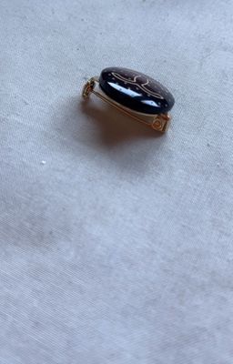Broche double C