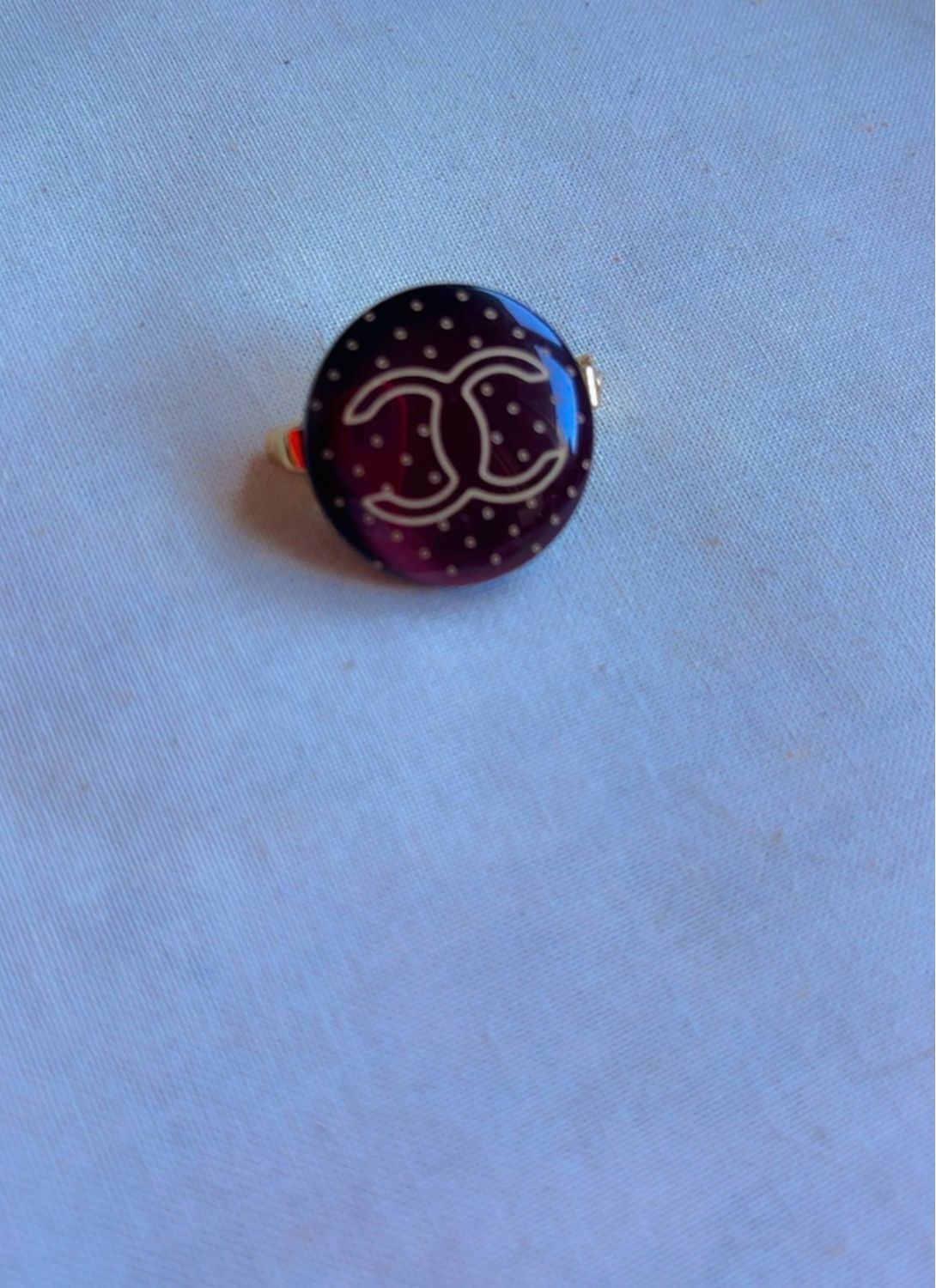 Broche double C