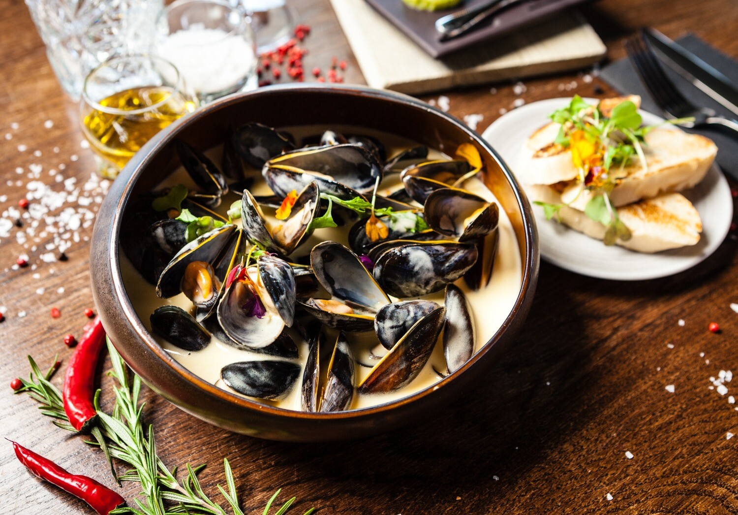 Classic Wine Broth Mussel Pot