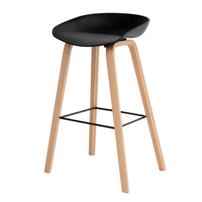aburete RONIE estilo nórdico con la estructura en madera color roble y el asiento en polipropileno