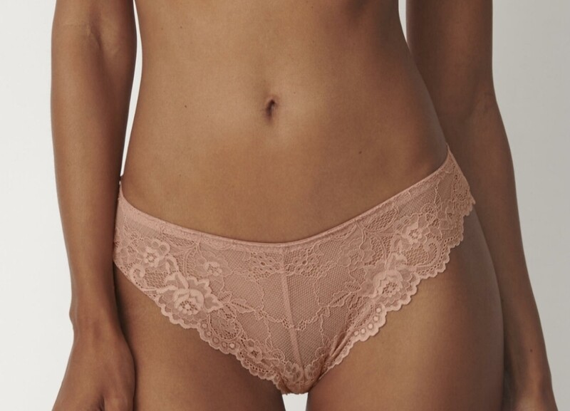 Brasileña Triumph Tempting Lace Brazilian String