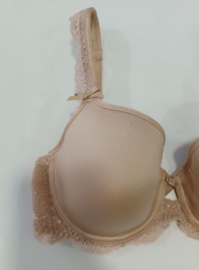 Sujetador con aros y copa modelada con espuma ligera Chantelle 3416
