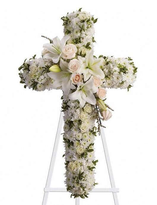 Cruz de flores variadas blancas