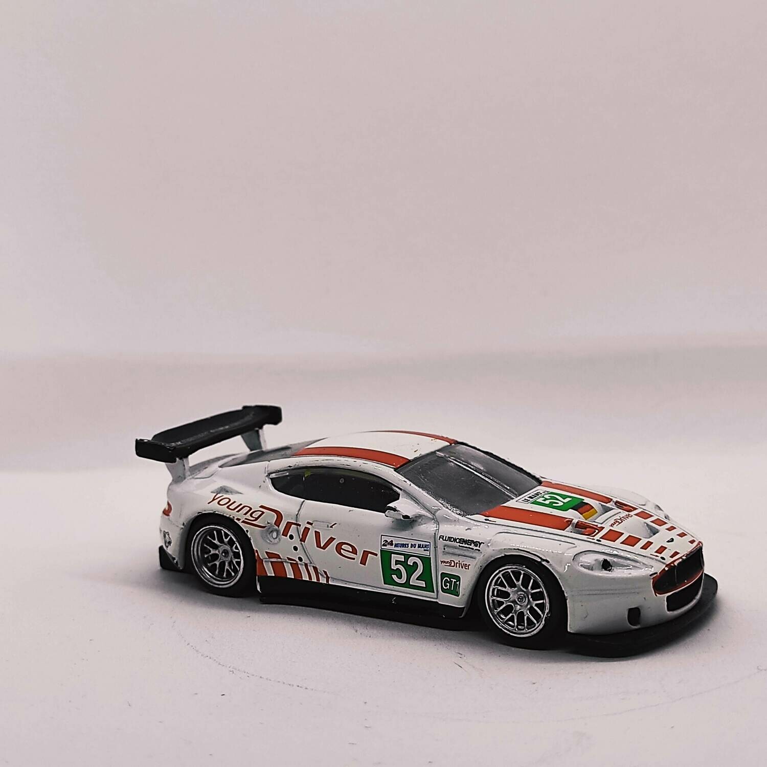 Aston martin DBR9 GT1 Blanche et rouge