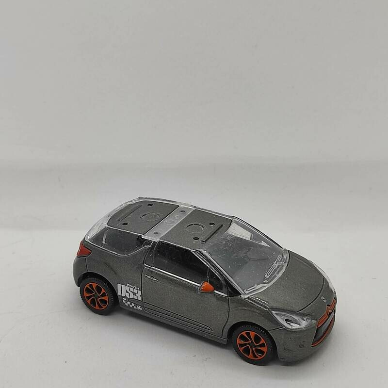 DS DS3 R gris et orange