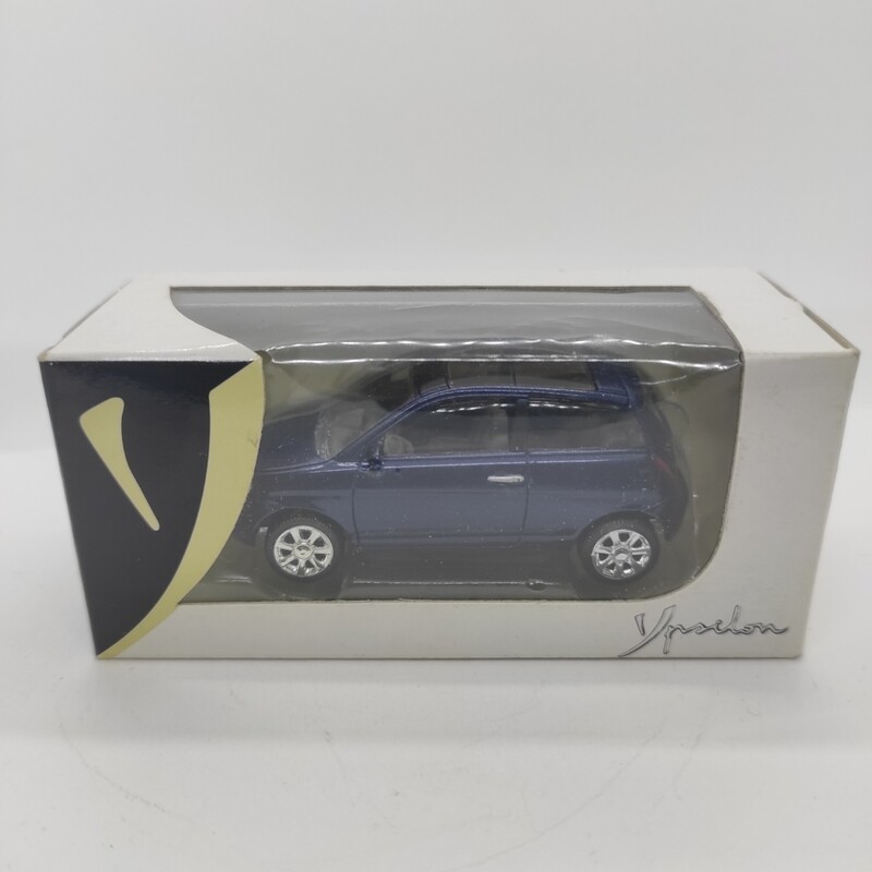 Lancia Ypsilon bleu foncé