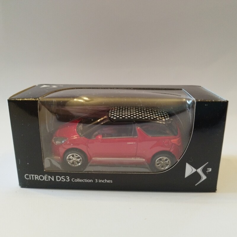 DS DS3 2010 Rouge toit noir point blanc (Boite noir et blanche)