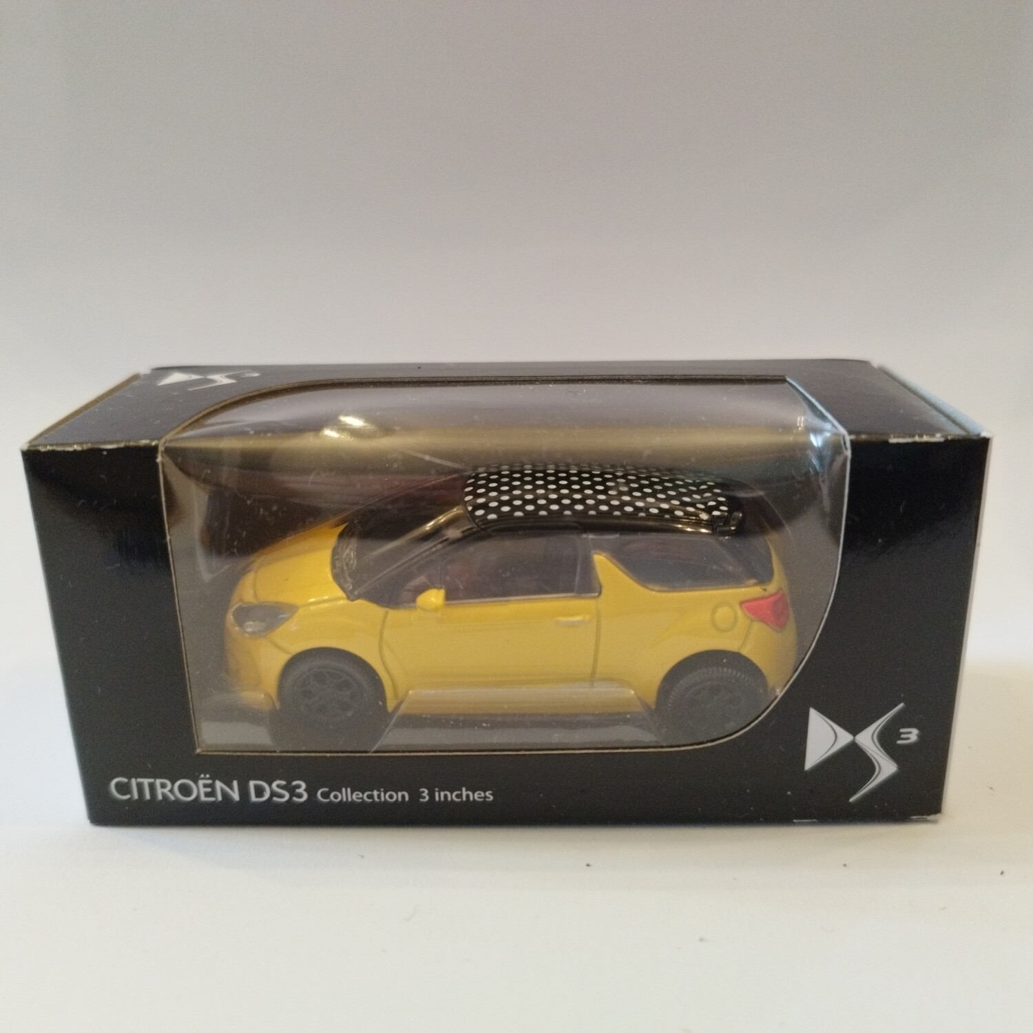 DS DS3 2010 Jaune toit noir point blanc (Boite noir et blanche)