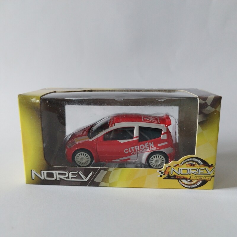 Citroen C2 Super 2000 rouge et blanche