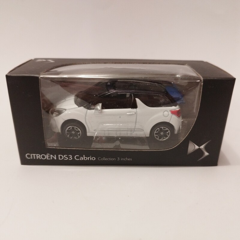 DS DS3 2012 cabrio blanche capote violette DS DS3 2012 cabrio blanche capote violette