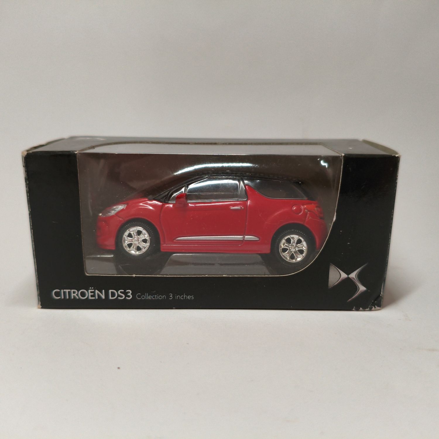DS DS3 2010 Rouge toit noir point blanc (Boite noir)