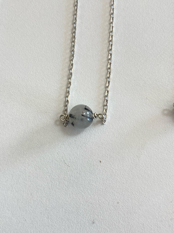 Collier des secrets &  quartz à inclusions de tourmaline