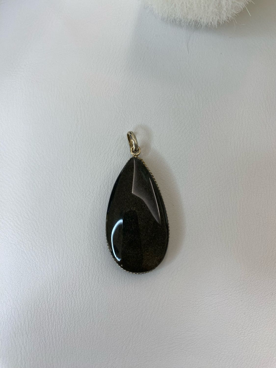 Pendentif obsidienne dorée 