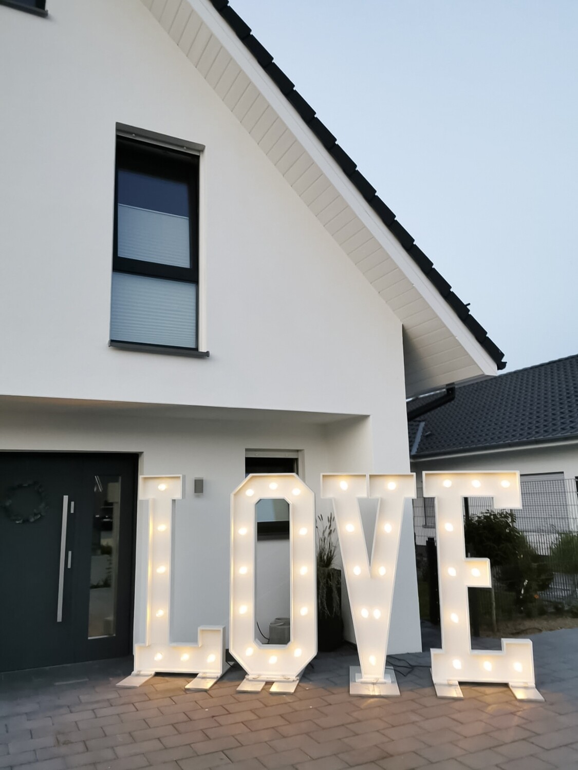 XXL LOVE Buchstaben mit Beleuchtung - Verleih - Highlight für die Hochzeit - Höhe ca. 1,80m