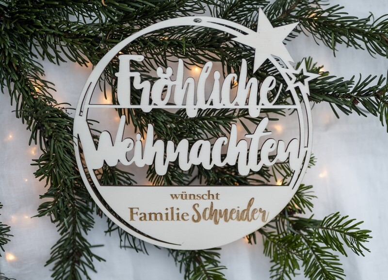 Fröhliche Weihnachten Schild mit Personalisierung aus Holz - Weihnachtsdeko für die Tür oder Wand