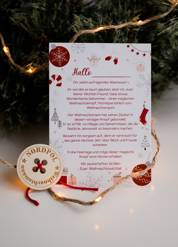 Weihnachtsmann Knopf mit Postkarte vom Wichtel, verlorener Knopf aus Holz, Wichtelzubehör