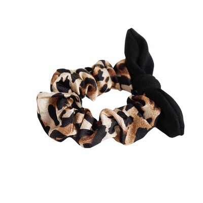 Leopard print scrunchies with black bow Leopard print scrunchies with black bow