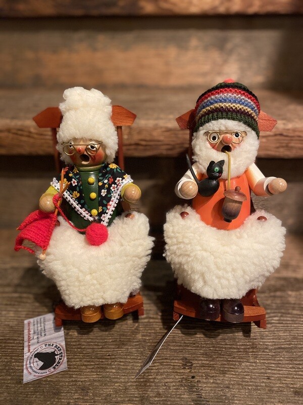 Oma & Opa Rocking Chair Smokers and Music Box Set Oma & Opa Rocking Chair Smokers and Music Box Set