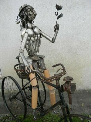NURO - Jeune fille à la rose sur son tricycle