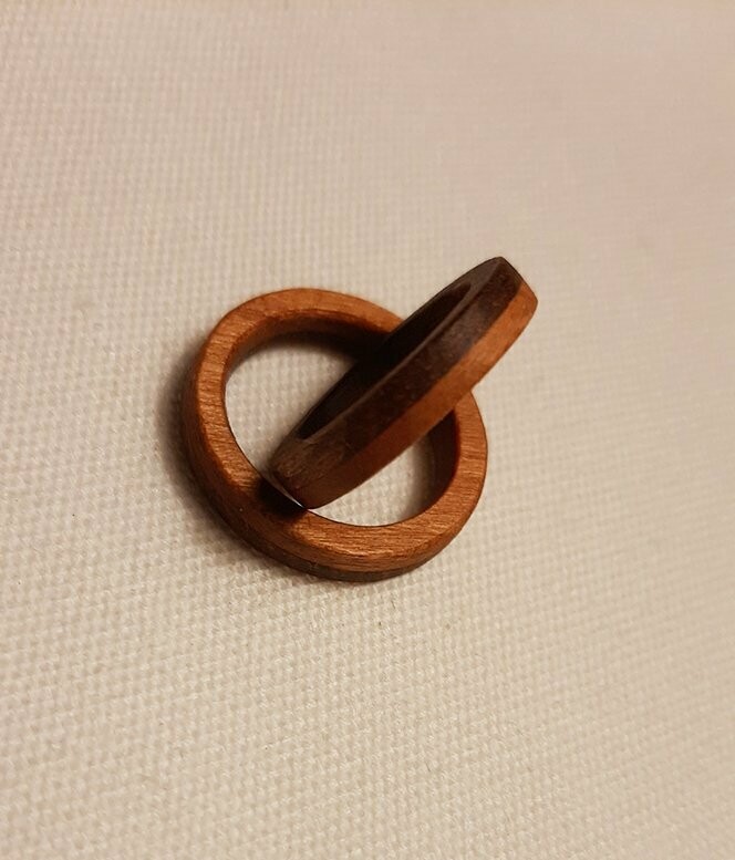 Anillo de madera de nogal español y cerezo.  Campestre