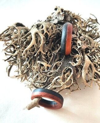 Anillo de madera de ebano y padouk. Coral