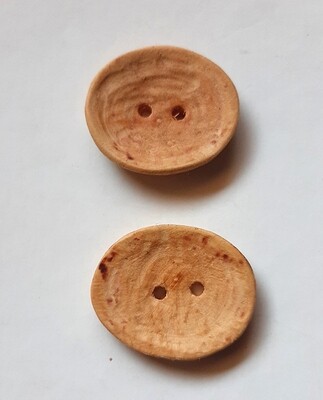 Dos botones de madera de ciruelo