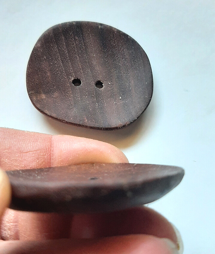 Dos botones de madera de nogal grandes