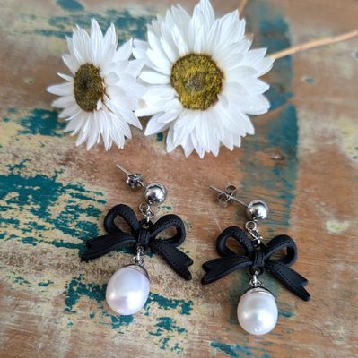 BAROQUE PEARL WITH BLACK BOW | Stud top earrings