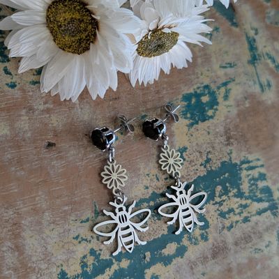 BEE IN THE FLOWER FIELDS | Stud top earrings