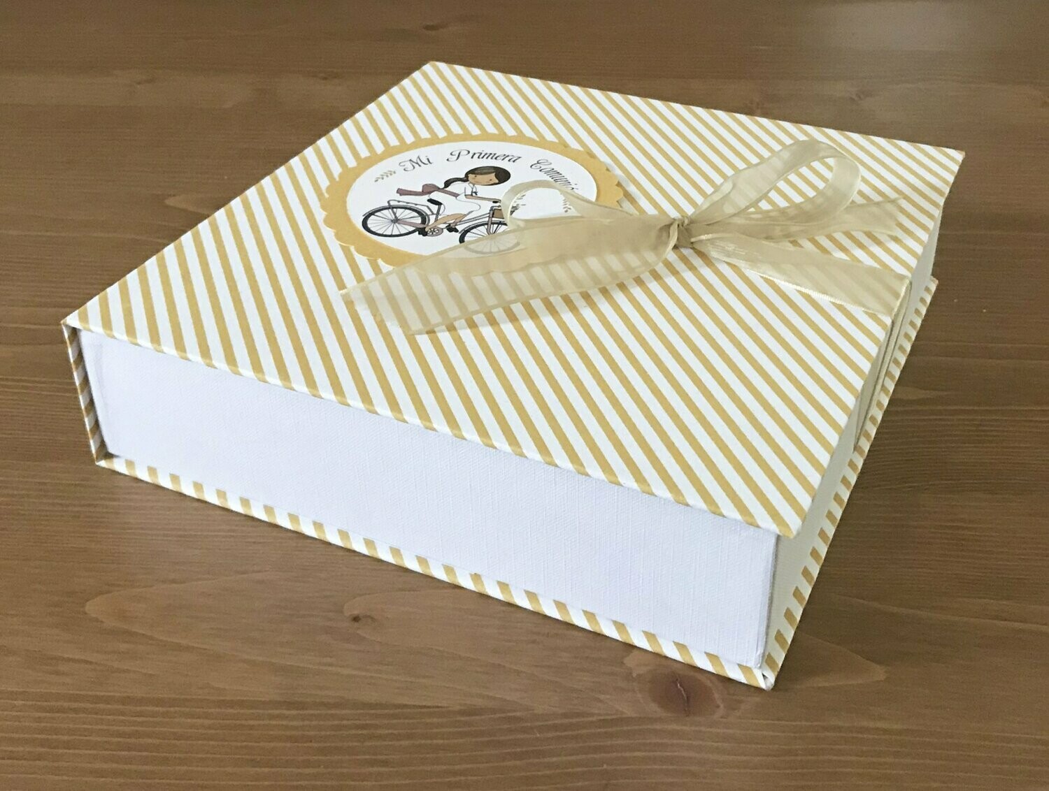 Caja de comunión dorada