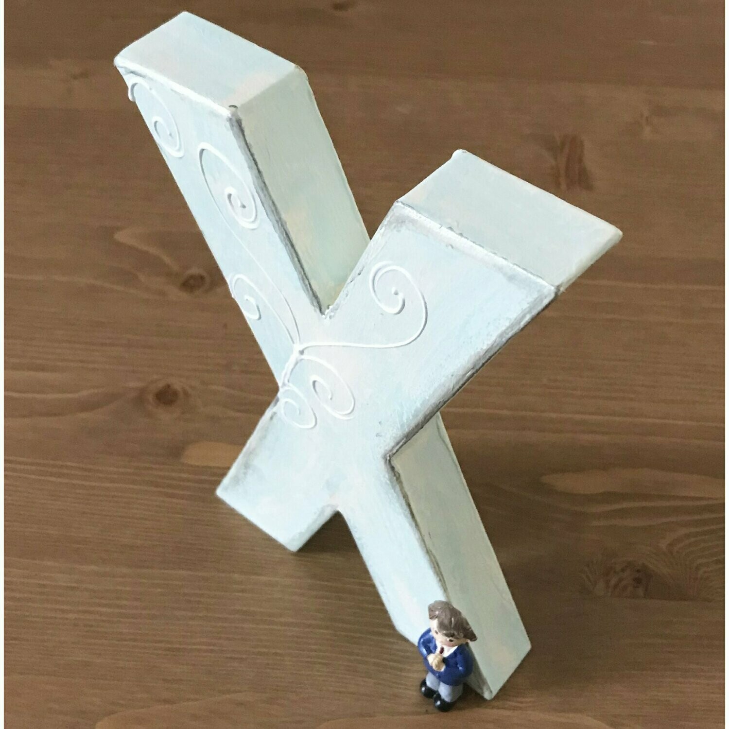 Inicial decorada con figurita