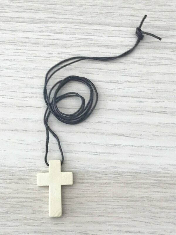 Colgante cruz de madera