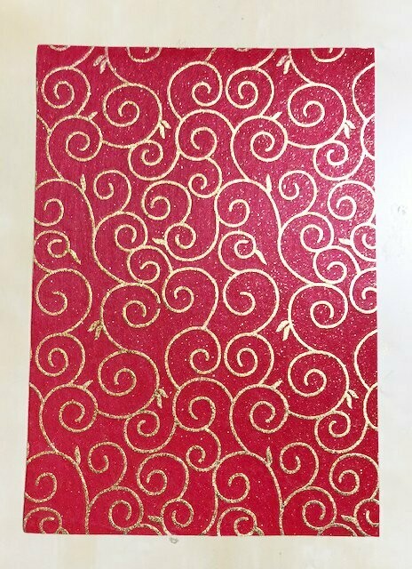 Gasa roja con estampación dorada
