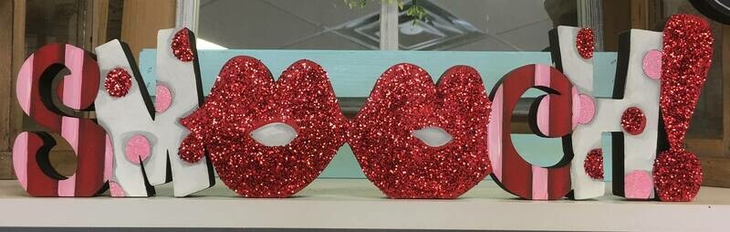 Valentine&#39;s Day Smooch Shelf Sitter