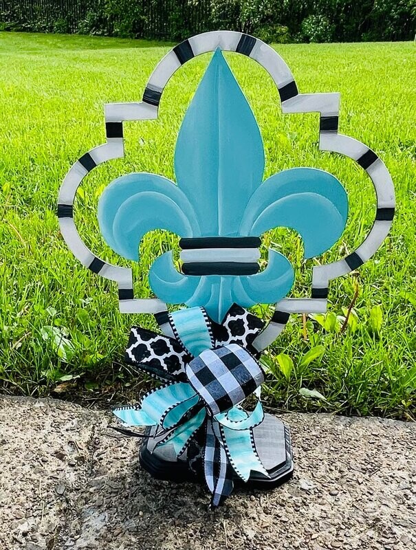 Everyday Painted Quatrefoil Fleur De Lis Table Topper