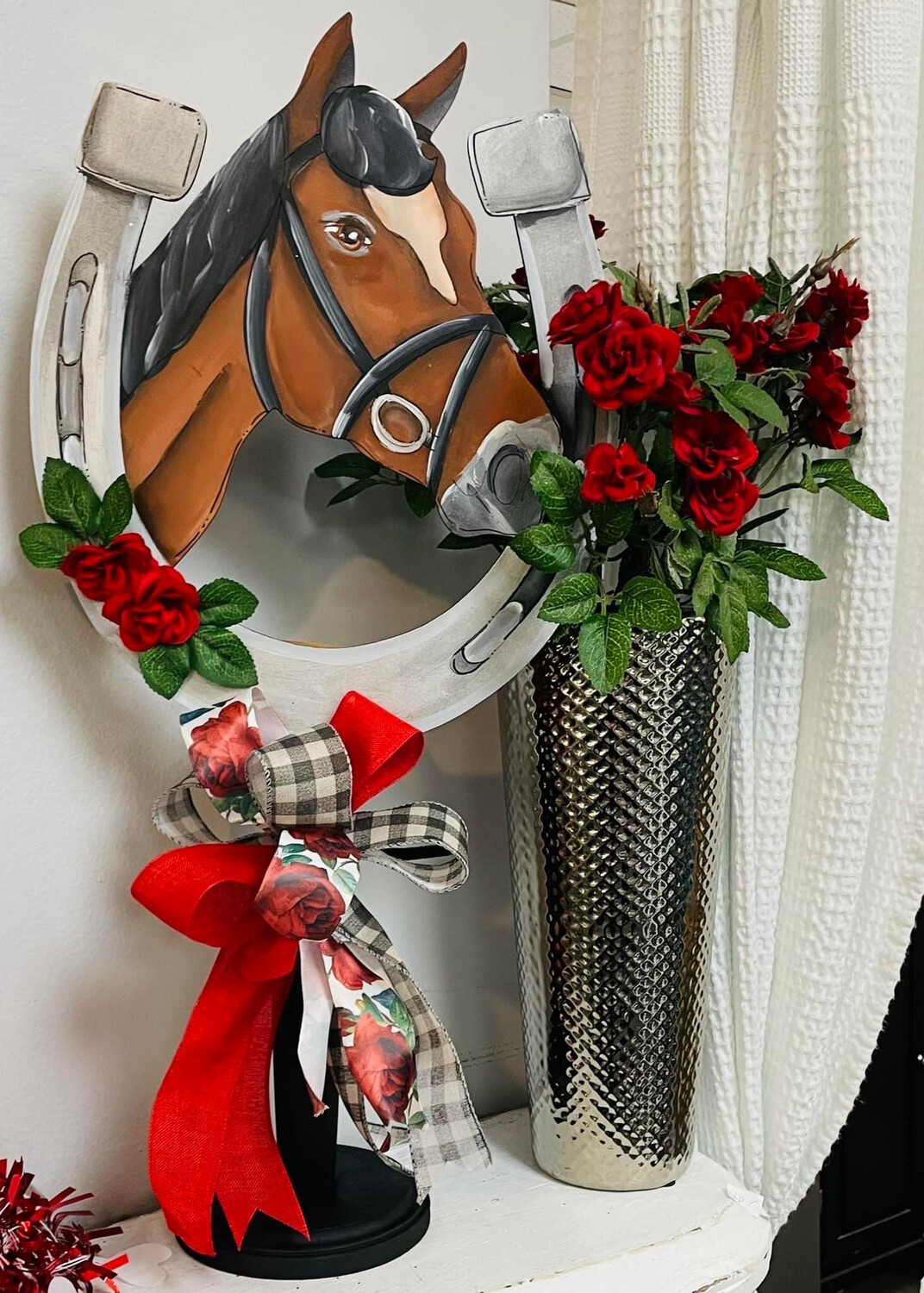 Derby-Horseshoe With Realistic Horse Table Topper