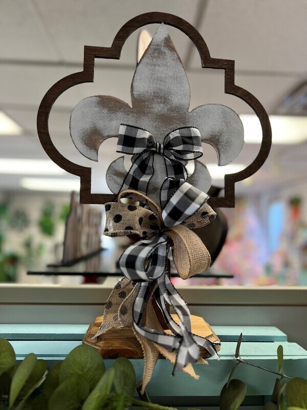 Everyday Stained Quatrefoil Fleur De Lis Table Topper