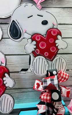 Valentine&#39;s Day Snoopy With Heart Topper