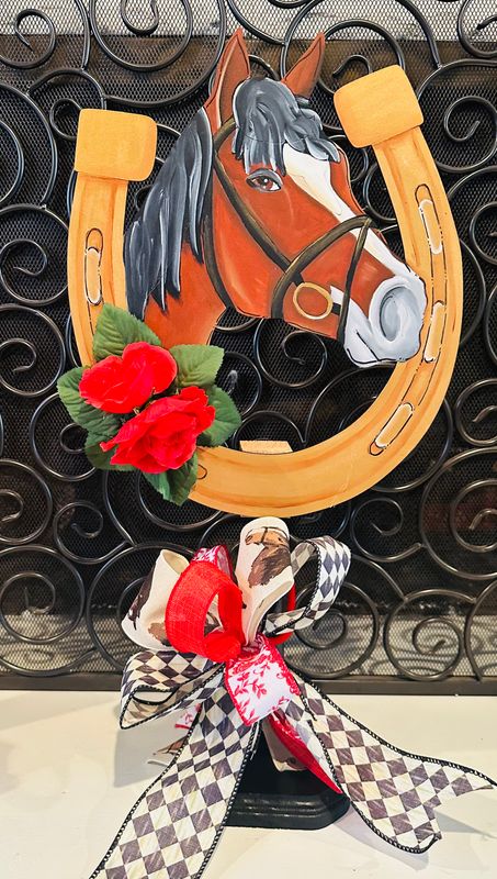 Derby-Horseshoe With Realistic Horse Table Topper
