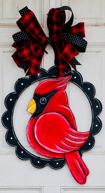 Christmas/Winter Cardinal In Scalloped Circle Door Hanger