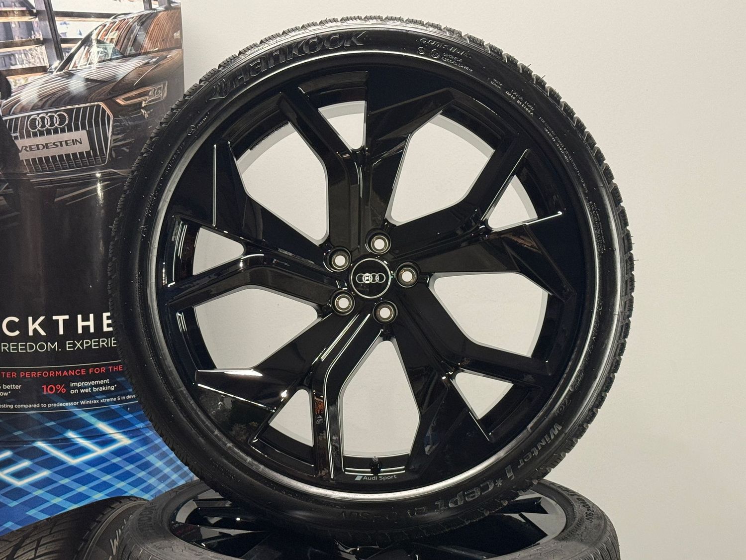 Audi RSQ8 23 Zoll Winterreifen Original Kompletträder 4M8 NEU Audi RSQ8 23 Zoll Winterreifen Original Kompletträder 4M8 NEU
