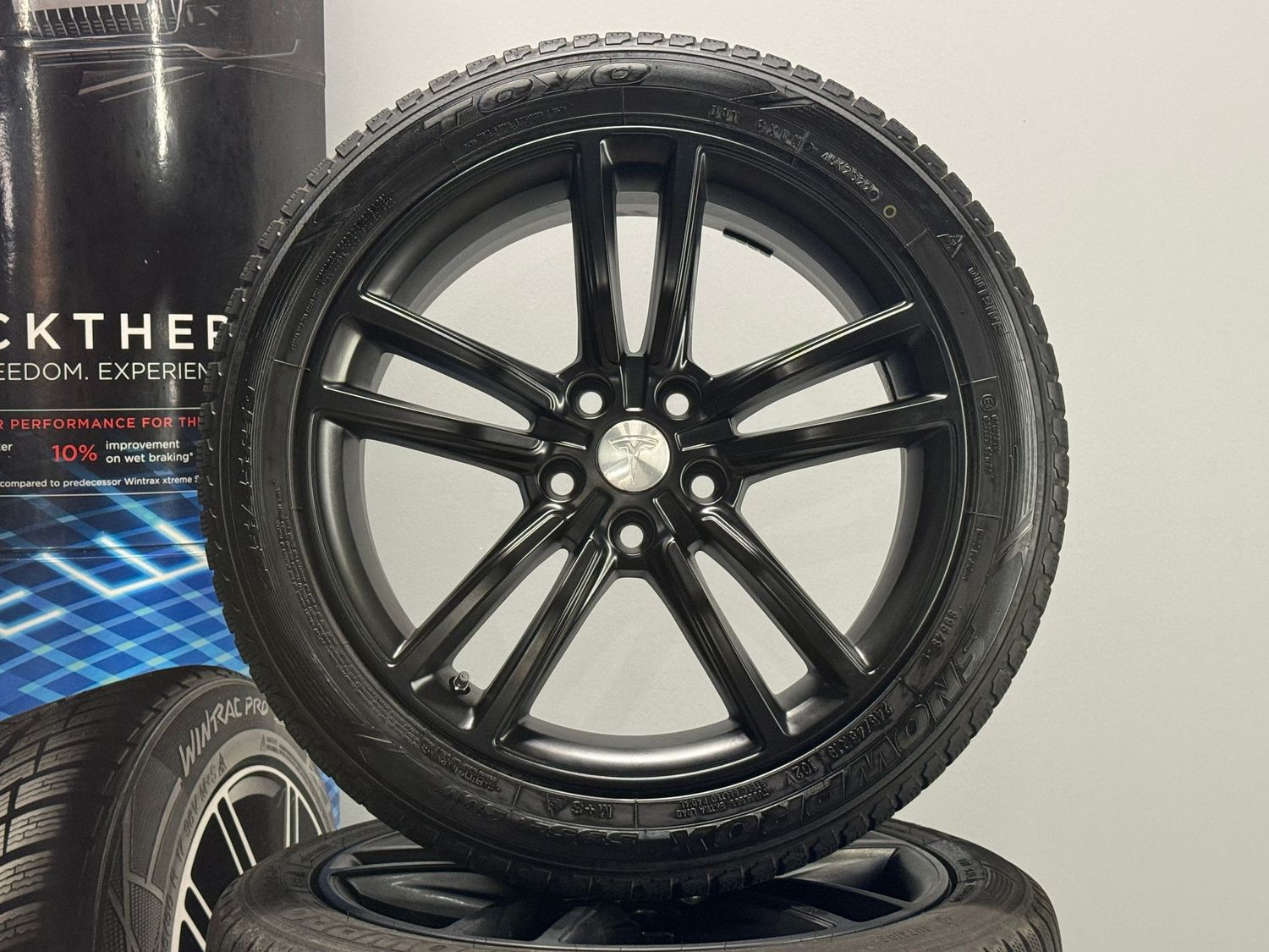 Tesla Model S 19 Zoll Winterreifen Original Kompletträder 6007214-00-D Tesla Model S 19 Zoll Winterreifen Original Kompletträder 6007214-00-D