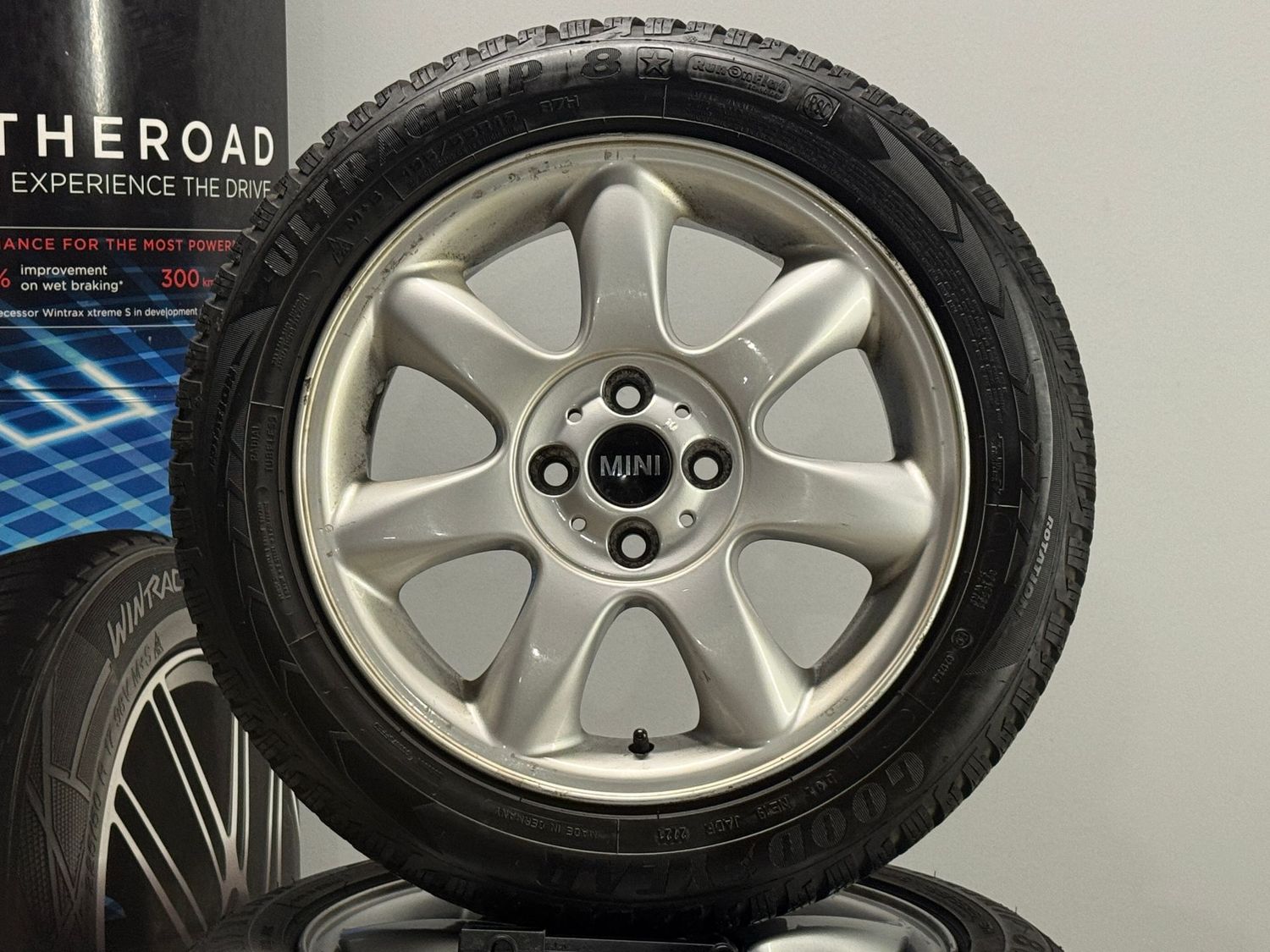 Mini Cooper 16 Zoll Winterreifen Original Kompletträder 094 R55 R56 R57 Mini Cooper 16 Zoll Winterreifen Original Kompletträder 094 R55 R56 R57