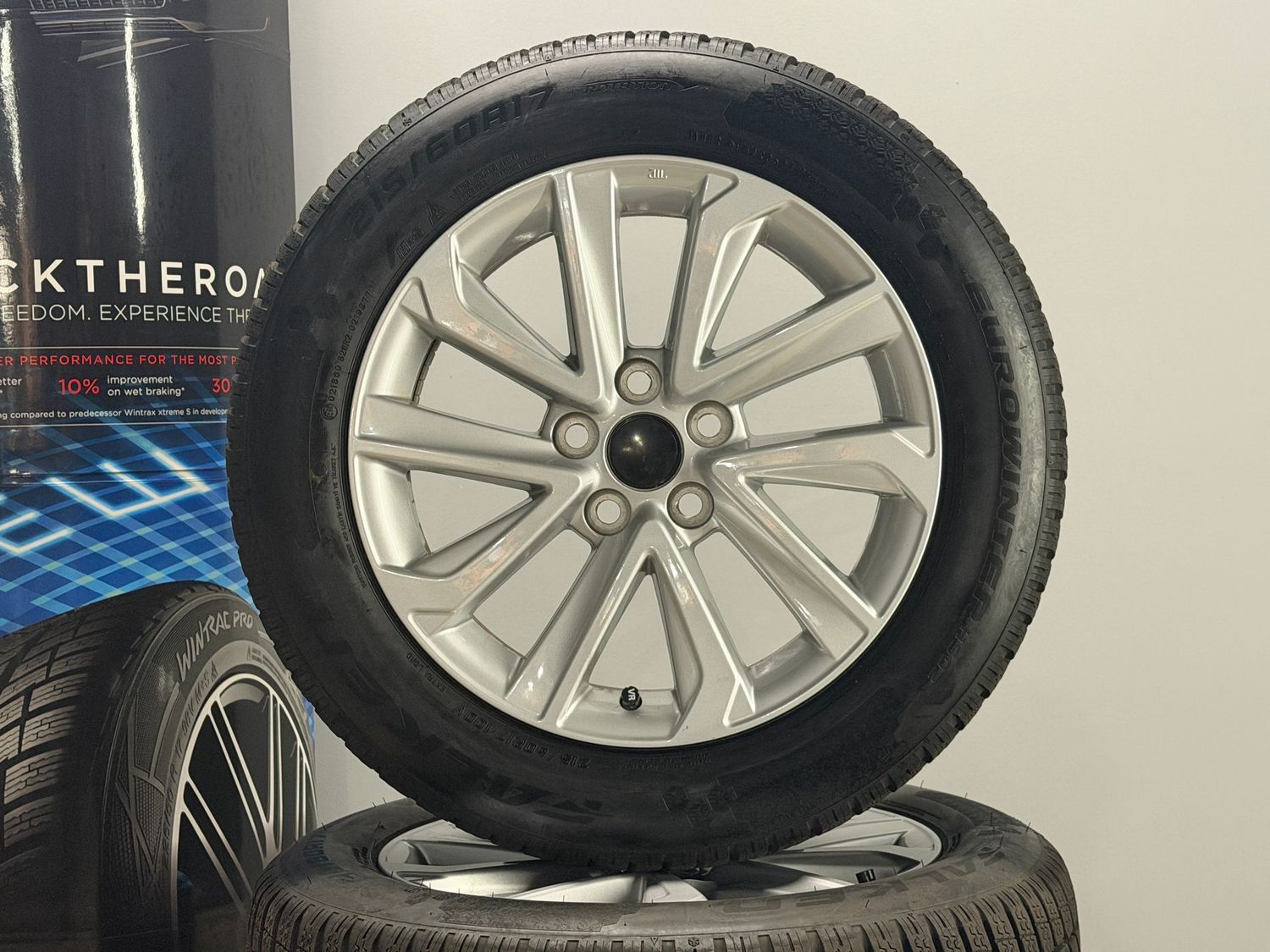 Toyota CHR 17 Zoll Winterreifen Felgen Original Kompletträder Toyota CHR 17 Zoll Winterreifen Felgen Original Kompletträder