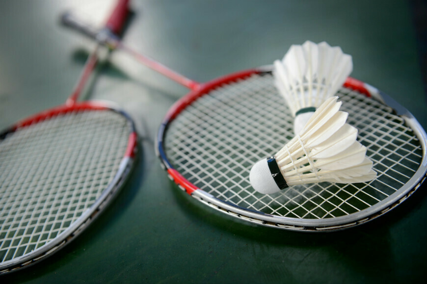 Badminton racket re-stringing