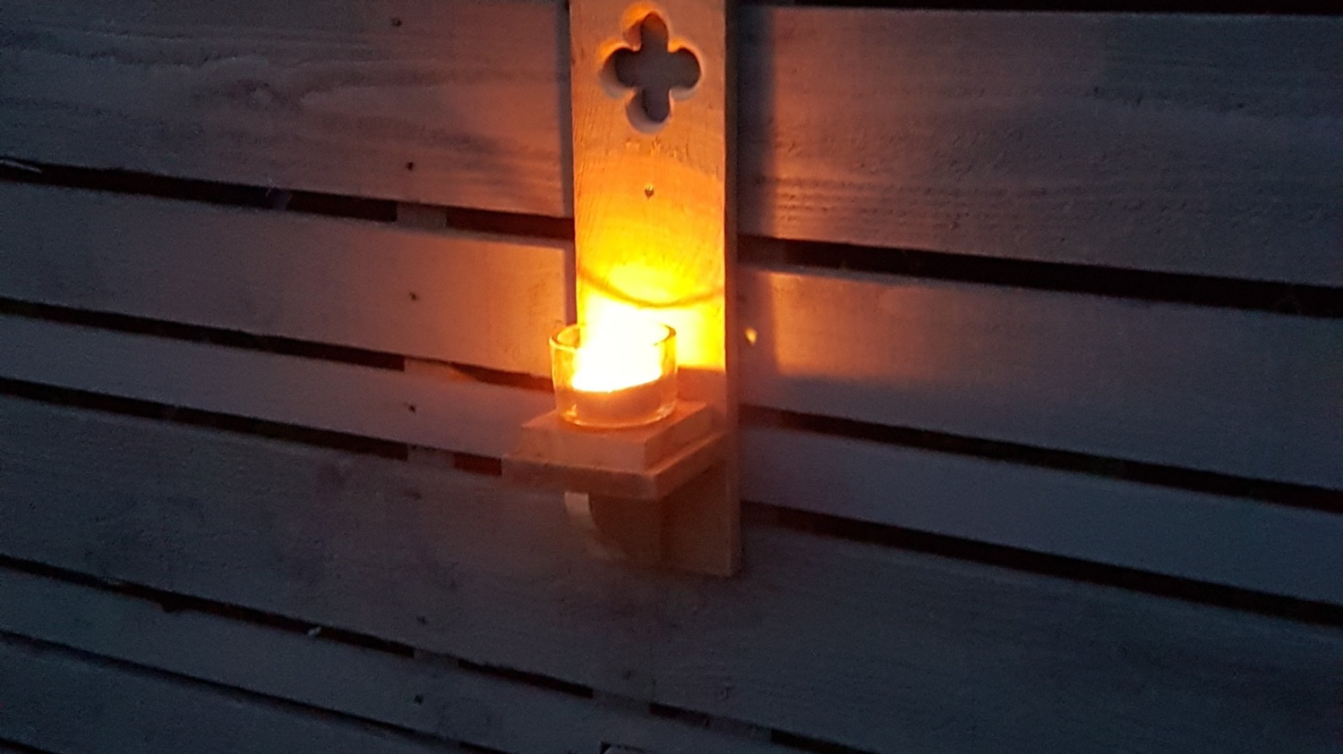 Sconce style outdoor tealight holder