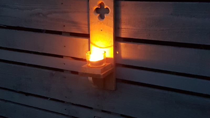 Sconce style outdoor tealight holder